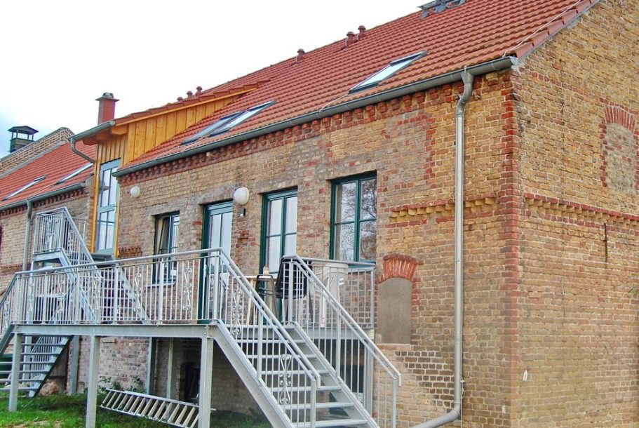 Hofansicht mit eigener Terrasse und Treppe.