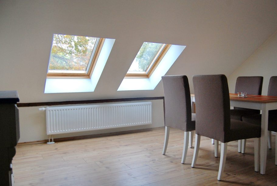 Helle Dachwohnung mit schrägen Fenstern.