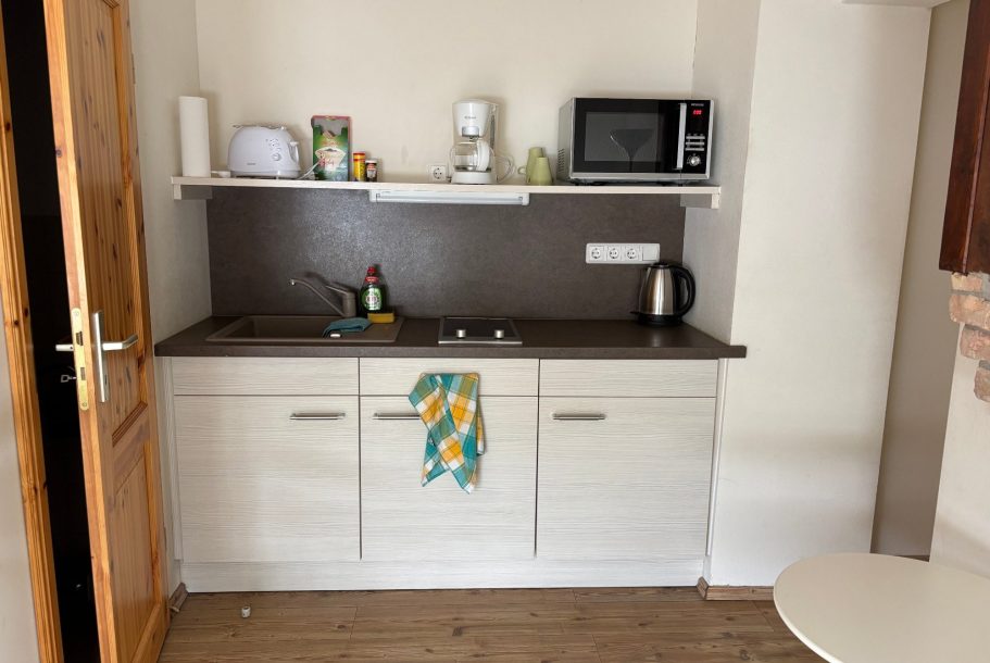 Helle Dachwohnung mit schrägen Fenstern.