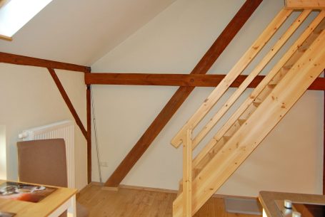 Helle Dachwohnung mit schrägen Fenstern.