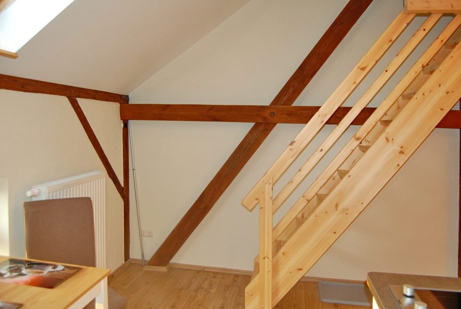 Helle Dachwohnung mit schrägen Fenstern.