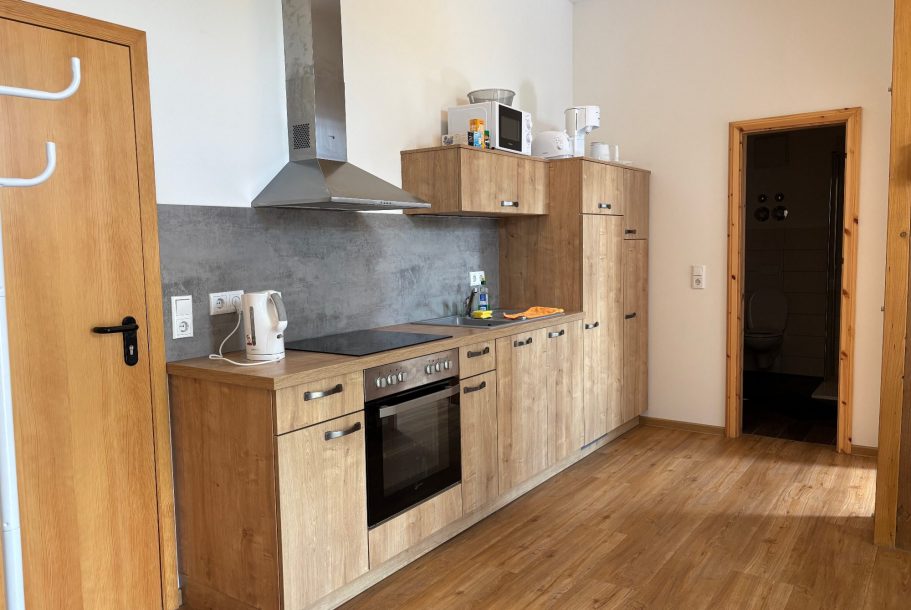 Helle Dachwohnung mit schrägen Fenstern.
